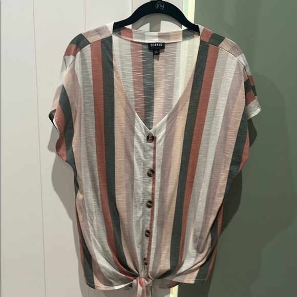Torrid Tie Front Tshirt Size 0 - Picture 1 of 4